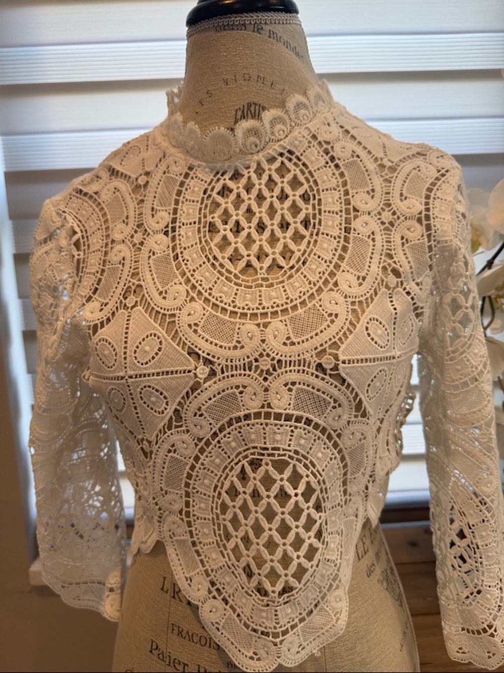141.White Lace High-Neck Women's top size s pre owned